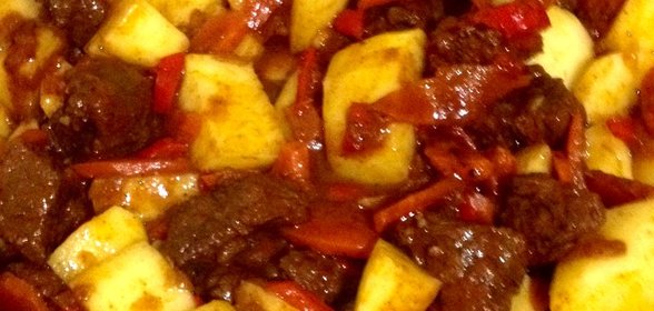 Гуляш из говядины с картофелем
