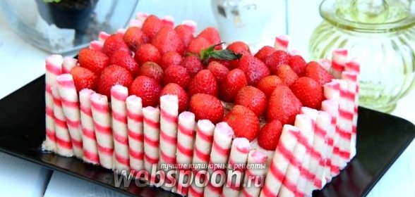 Клубничный торт с банановой прослойкой и вафельными трубочками
