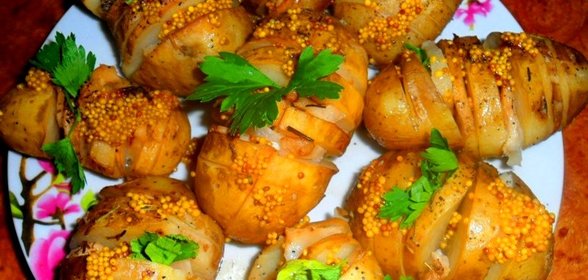 Картошка «Гармошка» со сметанным соусом