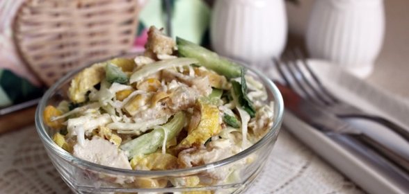 Салат из молодой капусты с курицей и яичными блинчиками