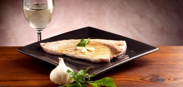 Ароматная рыба-меч на гриле