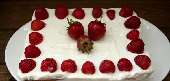 Клубнично-творожный торт без выпечки