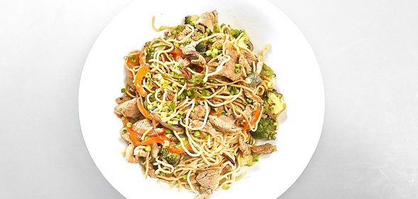 Свиная вырезка с овощами и лапшой рамен