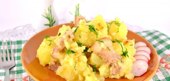 Картофель отварной со свиной грудинкой и луком