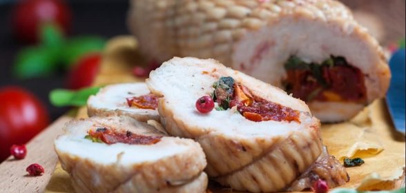 Рулет из куриной грудки с вялеными томатами, шалфеем и базиликом