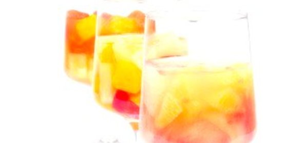 Персиковый кулер с белым вином