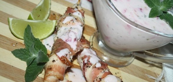 Куриные шпажки с мятно-вишневым соусом на основе йогурта