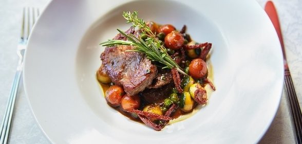 Телятина с овощами и чоризо