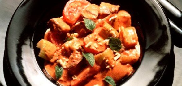 Рагу из свинины с сельдерем, морковью, мадерой и пряностями