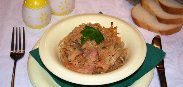 Тушеная капуста с сосисками грибами и томатным соусом