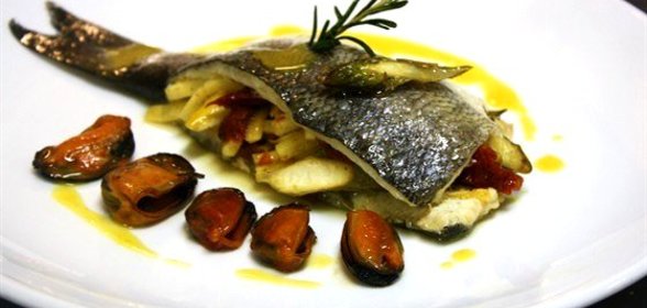 Морской волк, фаршированный овощами, с мидиями и шафрановым маслом