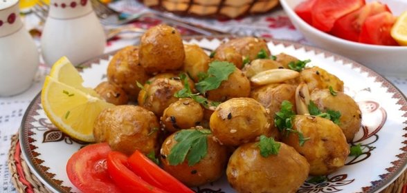 Мелкий картофель запечённый с лимоном и кунжутом