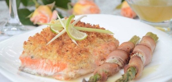 Филе семги со спаржей и соусом