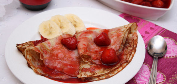 Банановые блинчики с клубничным соусом
