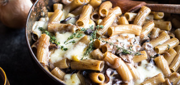 Пенне с грибами и красным луком