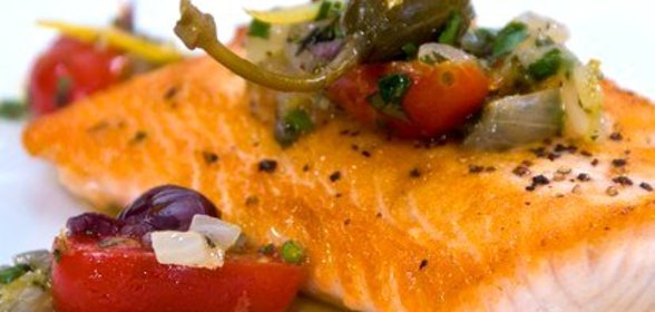 Запеченый лосось с томатами и маслинами