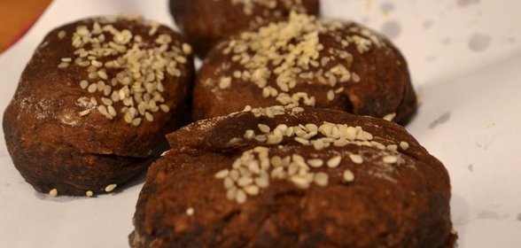 Банановые булки с кэробом и кунжутом