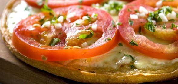 Неаполитанская пицца со свежими помидорами