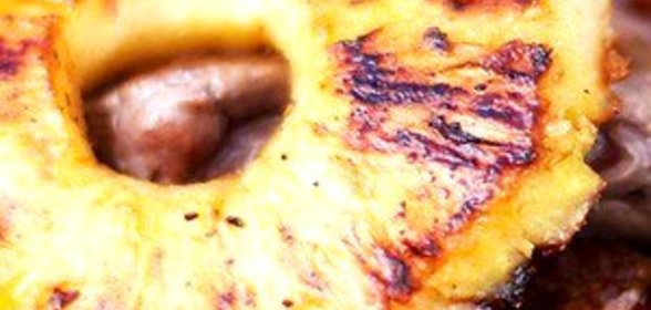 Маринованный в вишневом ликере и меде ананас на гриле