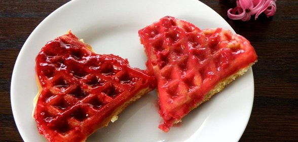 Яблочные вафли с малиновым соусом