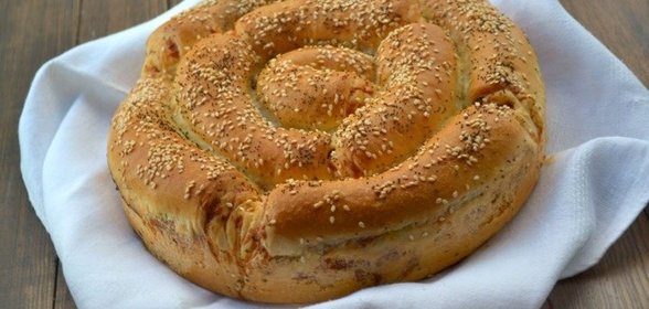 Порционный пирог с сыром и колбасой