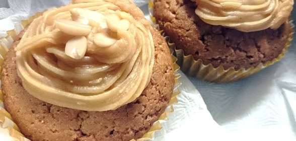 Капкейки с арахисовым маслом и арахисом
