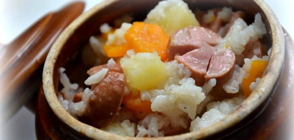Картошка с рисом с сосисками в горшочке