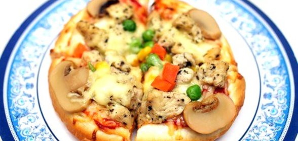 Пицца с рыбой, грибами и зеленым горошком