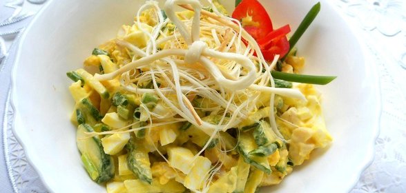 Салат с копченым сыром Сулугуни