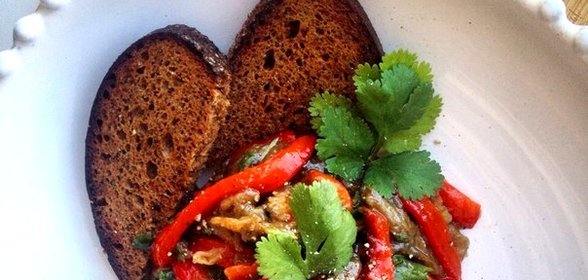 Печеные баклажаны и перцы с чесноком и зеленью