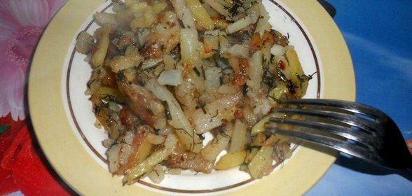 Жаренный картофель с луком и укропом