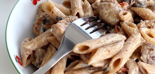 Пенне с курицей и грибами в горчичном соусе