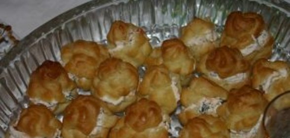 Профитроли с лососем и красной икрой