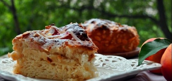 Шарлотка дрожжевая с медом и нектаринами