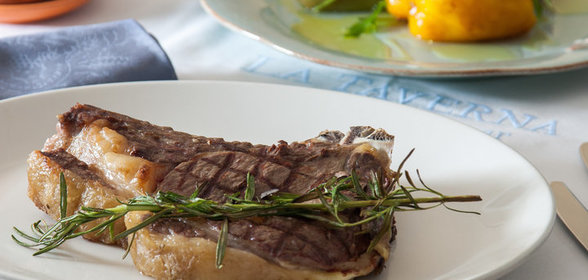 Телятина на кости с печеными овощами