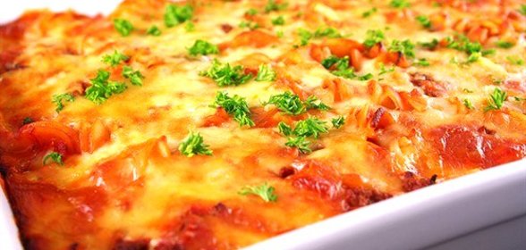 Лазанья с феттучини, фрикадельками, томатами и сыром
