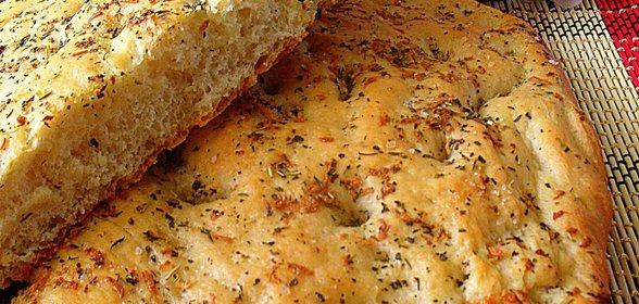 Фокачча с розмарином и чесноком