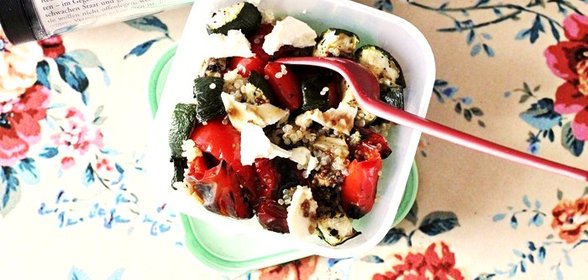 Киноа с печеными овощами и брынзой