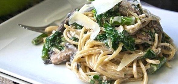 Спагетти с грибами и шпинатом