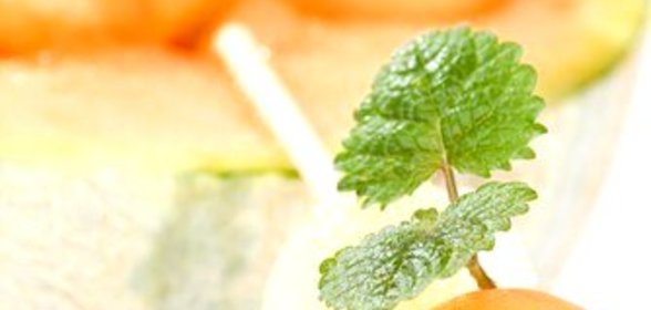 Мускусная дыня на гриле с медово-мятным соусом