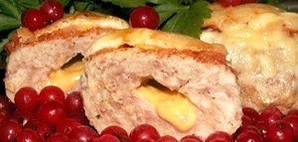 Котлетки из индейки, фаршированные сыром, под шубкой