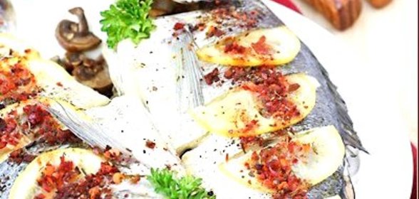 Дорада с грибами, приготовленная на пару