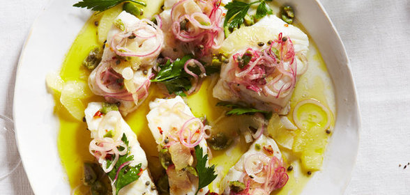 Треска с лимоном, оливками и красным луком