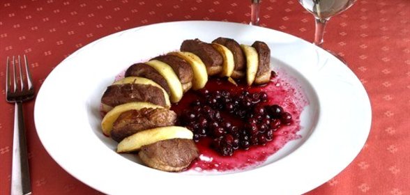 Утка с яблоками и брусничным соусом