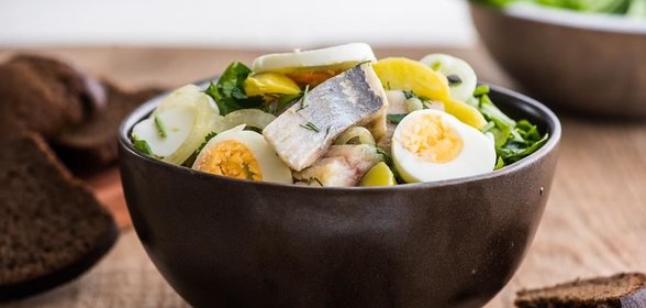 Картофельный салат с малосольными огурцами и сельдью