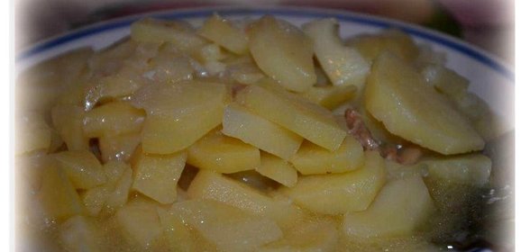 Картошечка с лучком и маслицем в горшочке