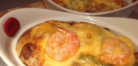 Креветки, запеченные с овощами под сырной корочкой