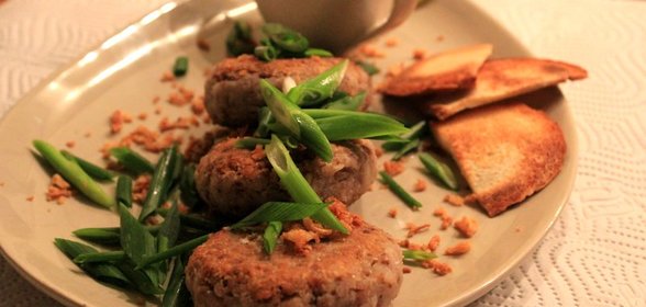Гречневые котлеты с пармезаном и сметанным соусом