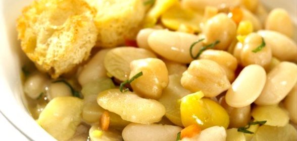 Фасоль с маслом и луком