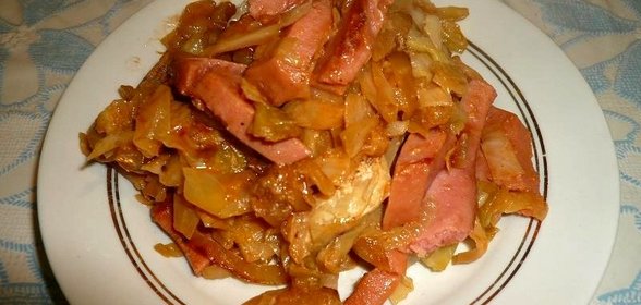 Капуста тушеная с колбасой